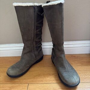 Teva Figueroa Olive Green Leather Fleece Lining
Waterproof Boot Size 8